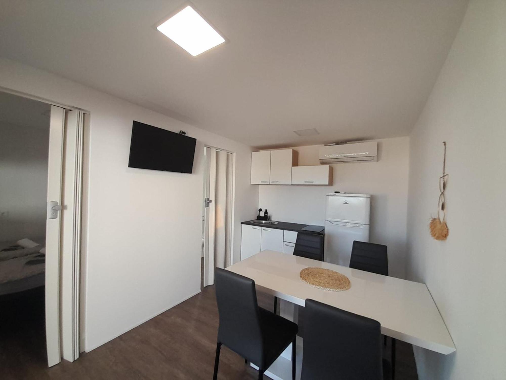 Tiny House Lily With Jacuzzi Apartment Свети свети Филип и Яков Екстериор снимка